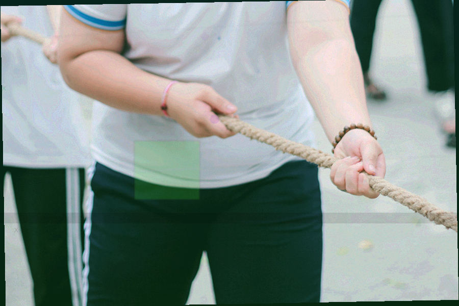 简化地图纹理上两条路径对比线稿，其中一条被明显缩短